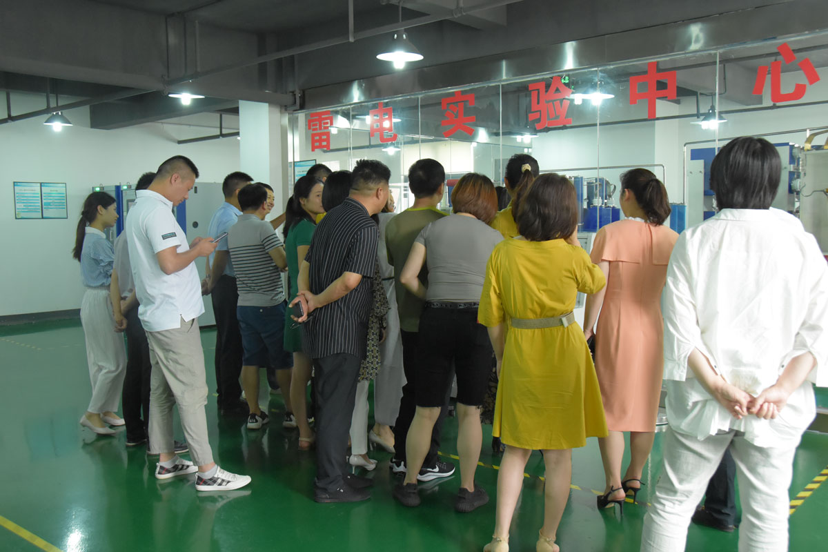 瑞士维多利亚大学MBA15-16班同学莅临乐动手机官方网站_乐动(中国)防雷考察交流